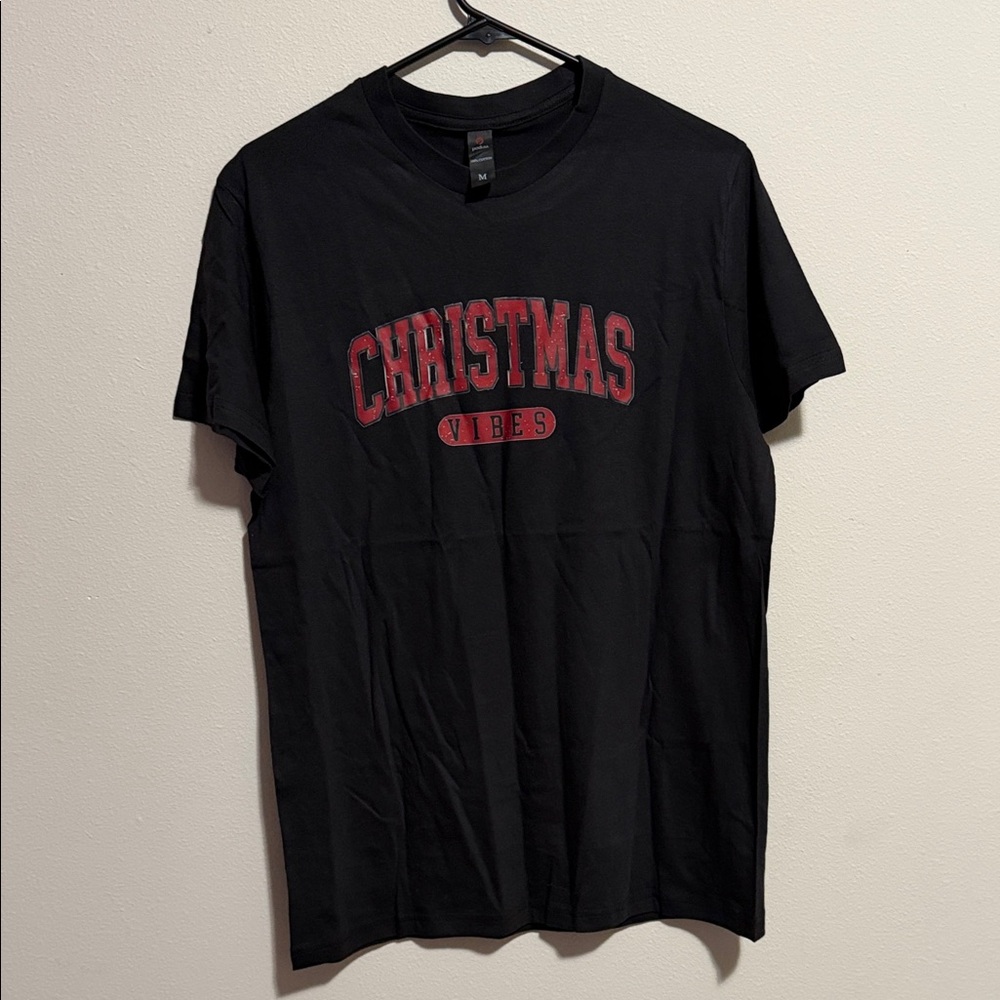 Women’s black Christmas vibes tee NWOT